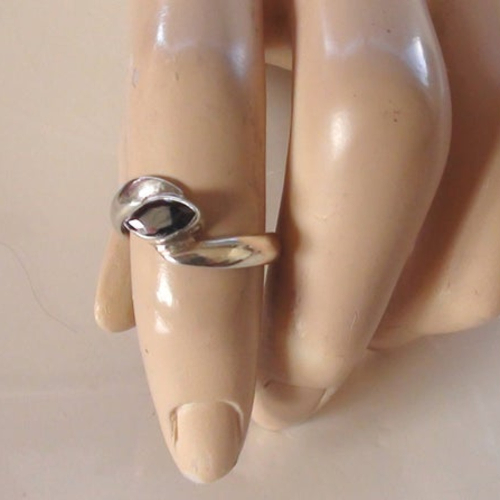 Sterling Fabulous Vintage Ring Genuine Jet Glass SIZE 6 1/2 MODERNISTIC